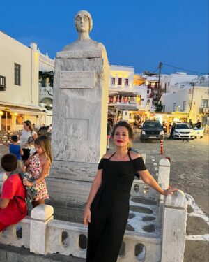 Pelin Batu Instagram - Mykonos sanat galerileri, mavi beyaz ferahlığı ile hayat dolu bir ada💙🤍 (büst Manto Mavrogenus’a ait)