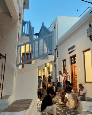 Pelin Batu Instagram - Mykonos sanat galerileri, mavi beyaz ferahlığı ile hayat dolu bir ada💙🤍 (büst Manto Mavrogenus’a ait)