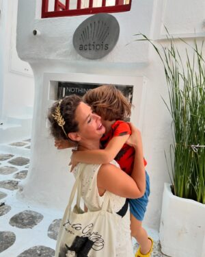 Pelin Batu Instagram - Patmos, Rodos, Girit, Santorini, Atina ve Mykonos gezimiz mitolojinin izinde tarihi mekanlar ve müzelerde gezdik. Katılan herkese ve emeği geçenlere müteşekkirim- en büyük hayalim oğlumun benim gibi şanslı olup babası ve annesi tarafından dünyayı gezmesi ve mutlu, iyi bir insan olması. Bugün babamın doğumgününde onu özlemle anıyorum