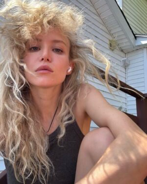 Penelope Mitchell Instagram - When you’re in the first and last shots of the day and you forgot your colored pencils… 👋🏻🎬