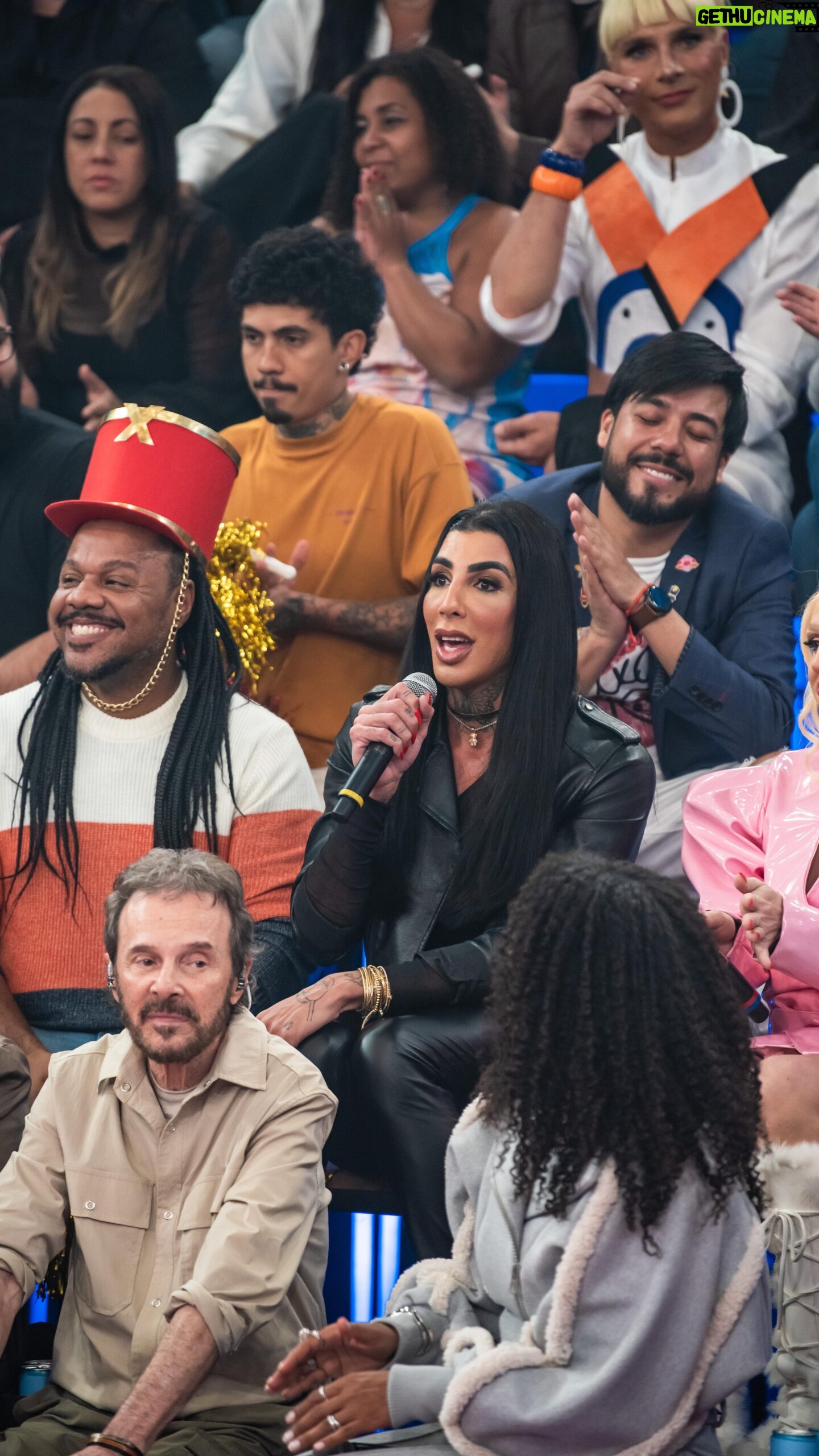 Pepita - 5.1K Likes - Que delícia foi estar no #AltasHoras, principalmente para homenagear a Xuxa e as Paquitas que fizeram parte da minha vida e têm muita influência em quem eu sou hoje. Eu amei cantar no programa, poder falar um pouco sobre mim e dividir meus sonhos! Espero que gostem do vlog de bastidores e lembrem-se: sonhos foram feitos para serem realizados. Um beijo e um cheiro! ❤️