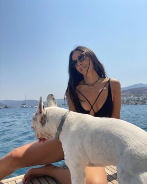 Perihan Ünlücan Instagram - Bazı zamanlar vardır hayatta,en sevdiğin şeyleri yapmaktan uzaklaşırsın.Uzaklaşman belki kendine yaklaşmaktır, belki yalnızlaşmak değil yalınlaşmaktır.Denizden,güneşden uzak bi yaz oldu.Kendime yakınlaştığım kendimle uzlaştığım♥️
Yaz biterken geçen seneden bi kolaj gelsin dedim bende.Ele avuca sığmazdı deli gönlüm😌