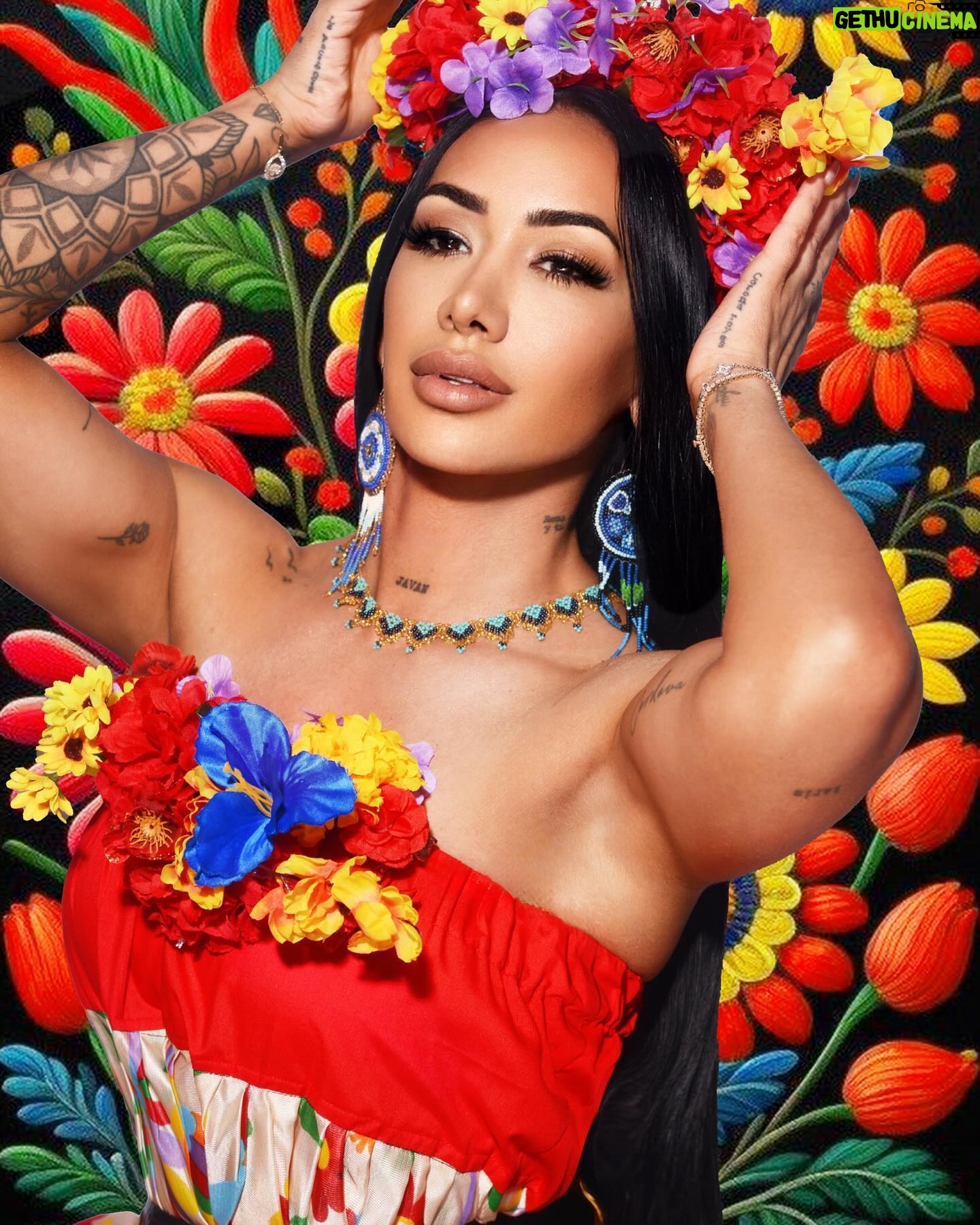 Perla Montemayor - 2.7K Likes - Traigo el nopal en la frente, pero sobretodo en el corazón.
No puedo estar más orgullosa de que solo con verme, sepan de dónde soy!
Y como no estar orgullosa, si la fuerza que tenemos no se encuentra en todas partes, esa fuerza que viene de nuestros antepasados que construyeron templos piedra por piedra, de nuestros abuelos que no conocieron jornadas laborales de 8 horas era trabajar hasta que alcance, de nuestros padres que trabajaron los campos y cultivos con sus manos.
Echados pa delante. Si tenemos que limpiar baños los limpiamos, si tenemos que construir empresas las construimos, aquí nadie se raja porque lo traemos en la sangre.
Viva México, nuestros indígenas, nuestras raíces, nuestros sueños, y nuestras ganas de un día regresar para no irnos jamás!
@vamaltaa