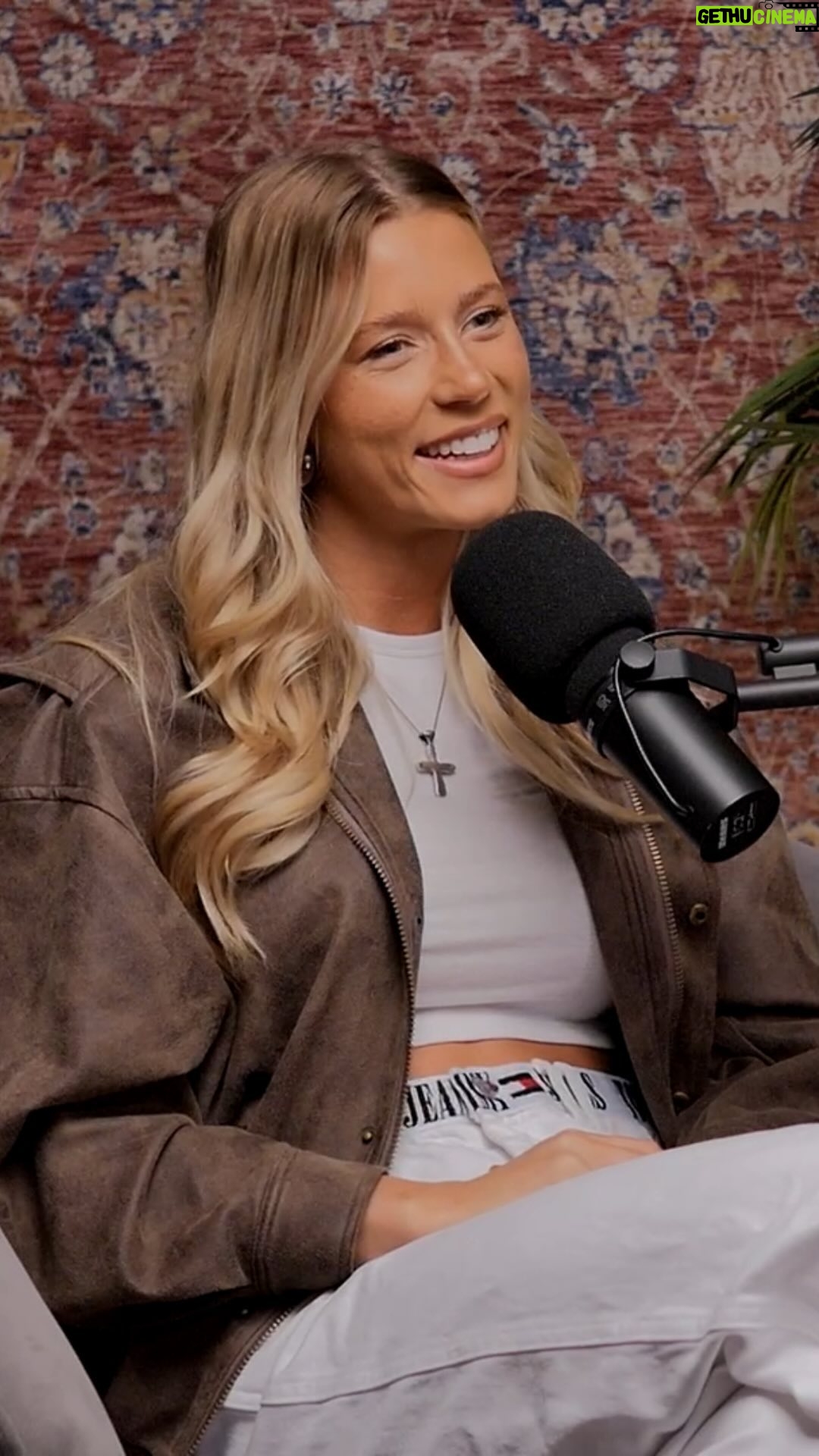 Pézie Beaudin - 179 Likes - On jase d'AMOUR et de RELATIONS avec @florence_belzile ❤️
L'épisode est disponible sur toutes les plateformes!