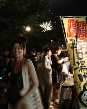 Phoebe Yuan Instagram - 夏天下半場，最開心還是生日的小旅遊
平衡了夏天尾聲發生的一些爛事。

雖然我學習了身心靈，
也正在往療癒師的路途中邁進。
但發生爛事時還是無法100%不被影響，
畢竟我是有七情六慾的人類，
被唬爛、隱瞞、當猴子耍時還是會北送啊！
至今我無法像神明那樣，永遠無條件包容和愛。
這個可能真的要開悟或是直接登出才有辦法。

但還是可以小小分享我自己最近，
如何不被爛事內耗太久的方法。
希望你們永遠不會用到！

1.站在發生事件的重點人物們的角度，
來分析此事。

與其一直思考：
「我對他這麼好，他為什麼還要這樣對我？」
「他這樣做，難道完全不會覺得不好意思嗎？」
「到底整件事情有誰考慮過我的感受了？」
這些帶有情緒的糾結，對於要遠離內耗，
是完全沒有幫助的。

但是我能理解在事件剛發生的時候，
要大家不往這裡想實在太難，
那與其都要想，
還不如試試看站在不同人的角度來剖析。
譬如：「說不定發現在其他人的角度裡，
這件事情不重要。」
「可能騙錢的人心裡想著是要賺更多，
誰管你有無傾家蕩產。」
「或許對方一直覺得你從來都沒反應也沒生氣，
認為你無所謂就更予取予求。」

剖析到最後，自然的就會往2邁進了。

2.這件事情的發生是要讓你學習到什麼？
或是改變些什麼嗎？

我認為很多事情都不是巧合，
宇宙要讓一件事情發生，一定都有它的原因。
如果沒有從事件中了解出所以然來並做出轉變，
那下次就會有同樣類似的事鬼打牆來讓你再學一次，
直到你學會為止。

事情發生了就已經發生了，
無法坐時光機回到還沒發生的時候。
實際上做出行動，跨出和以前不同的那一步，
就是改變的開始。

譬如：「不浪費時間給不尊重你和不真誠交流的人。」
「學習正確的理財方式，
不追求一夕暴富而是穩定的累積財富。」
「建立自我界線以維護和維持關係，
永遠知道自己是有價值的。」

啊，原本很想要言簡意駭的不落落長，
沒想到還是囉哩八唆，
像是不小心掉在地上的滾筒衛生紙，
但還是希望能對被內耗苦惱到爆的大家有幫助。
附上金澤的煙火大會朦朧照，
文字太長看不完就看看美照囉～

#內耗 #遠離負能量 #改變的力量