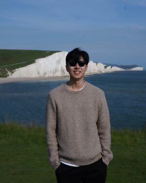 Phoebe Yuan Instagram - 在英國印象最深刻的是七姊妹斷崖，這邊也是電影『三體』的海邊場景，我們那天在海邊鬼混了一整天，其實也沒幹嘛，就是坐著發呆，偶爾走走，餓了就坐在草地上野餐，那個因磁暴而產生的罕見極光，也是當晚在旁邊民宿看到的。

最後要謝謝七姊妹讓我發現我的鏡頭入塵了

==交通建議==
從倫敦自駕過去大約2hr，一般人從遊客中心停好車走去海邊單趟約30分鐘，但我發現一個當地人才去的停車場，它除了可免費停車、入口有好喝的咖啡車，最重要是走過去只要10分鐘！

地圖上搜尋：South Hill Barn Car Park

#三體 #七姊妹 #sevensisterscliffs
