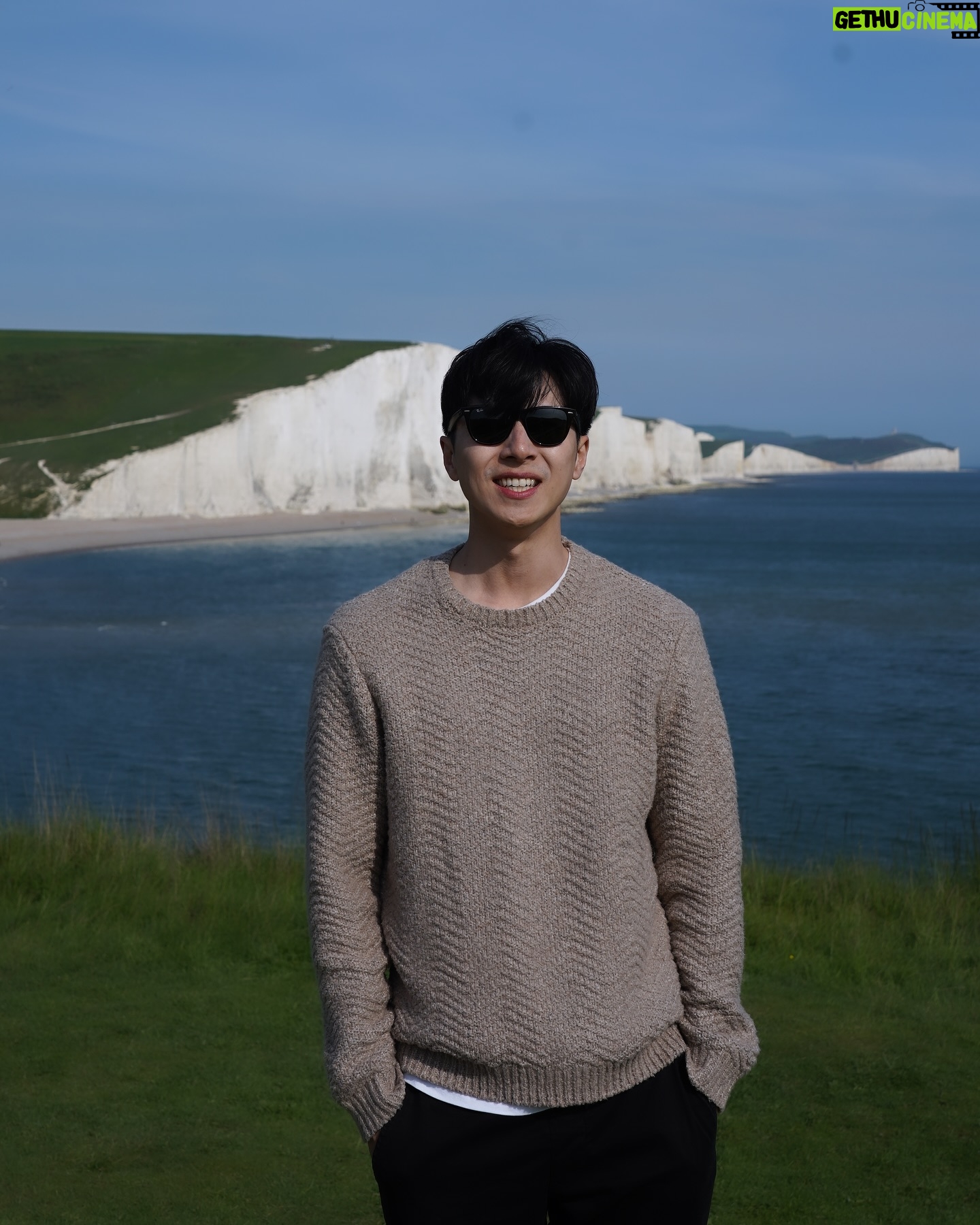 Phoebe Yuan - 10.7K Likes - 在英國印象最深刻的是七姊妹斷崖,這邊也是電影『三體』的海邊場景,我們那天在海邊鬼混了一整天,其實也沒幹嘛,就是坐著發呆,偶爾走走,餓了就坐在草地上野餐,那個因磁暴而產生的罕見極光,也是當晚在旁邊民宿看到的。
最後要謝謝七姊妹讓我發現我的鏡頭入塵了
==交通建議==
從倫敦自駕過去大約2hr,一般人從遊客中心停好車走去海邊單趟約30分鐘,但我發現一個當地人才去的停車場,它除了可免費停車、入口有好喝的咖啡車,最重要是走過去只要10分鐘!
地圖上搜尋:South Hill Barn Car Park
#三體 #七姊妹 #sevensisterscliffs