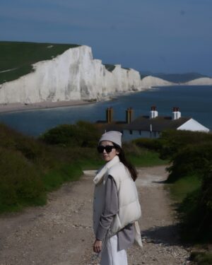Phoebe Yuan Instagram - 在英國印象最深刻的是七姊妹斷崖，這邊也是電影『三體』的海邊場景，我們那天在海邊鬼混了一整天，其實也沒幹嘛，就是坐著發呆，偶爾走走，餓了就坐在草地上野餐，那個因磁暴而產生的罕見極光，也是當晚在旁邊民宿看到的。

最後要謝謝七姊妹讓我發現我的鏡頭入塵了

==交通建議==
從倫敦自駕過去大約2hr，一般人從遊客中心停好車走去海邊單趟約30分鐘，但我發現一個當地人才去的停車場，它除了可免費停車、入口有好喝的咖啡車，最重要是走過去只要10分鐘！

地圖上搜尋：South Hill Barn Car Park

#三體 #七姊妹 #sevensisterscliffs