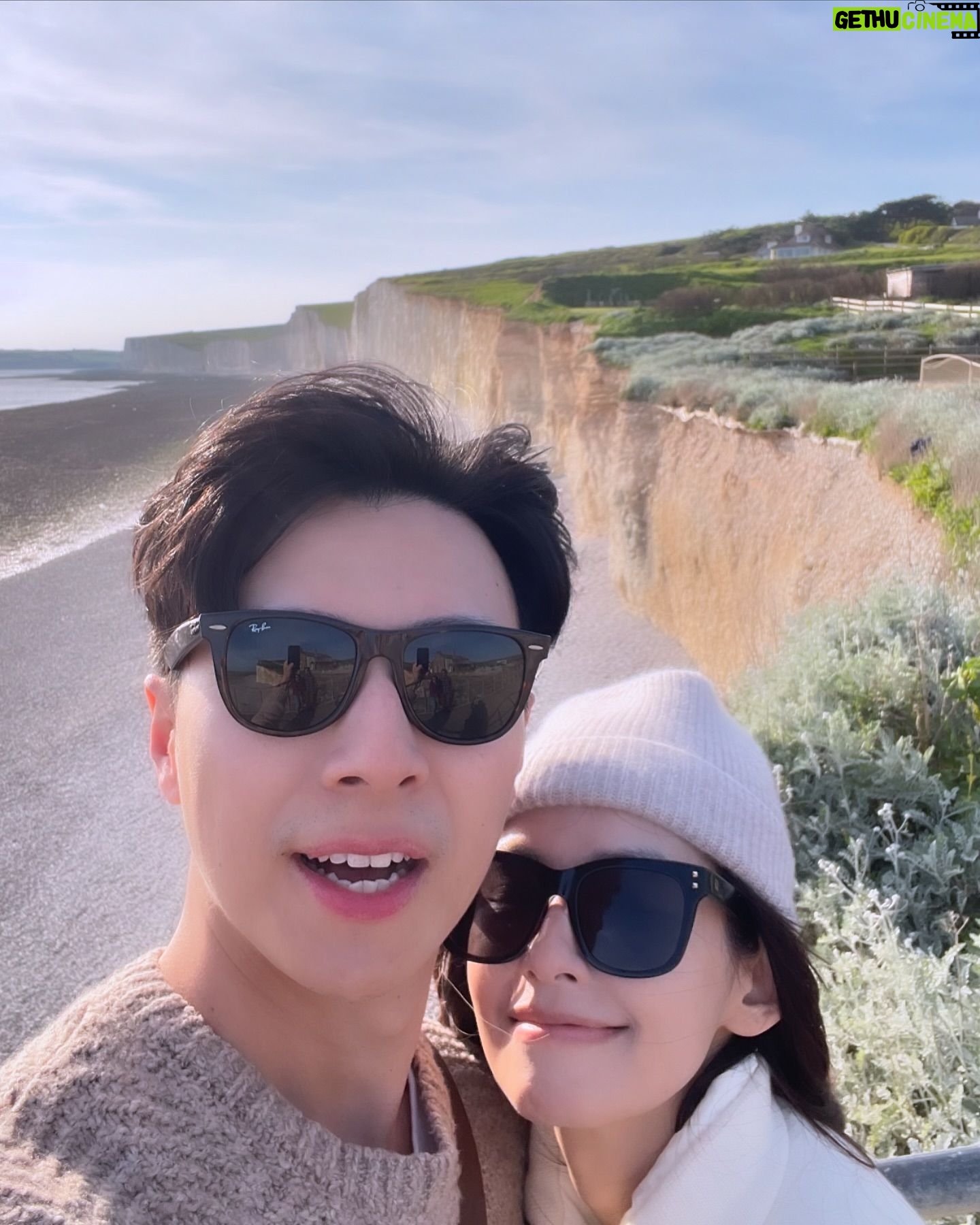 Phoebe Yuan - 10.7K Likes - 在英國印象最深刻的是七姊妹斷崖,這邊也是電影『三體』的海邊場景,我們那天在海邊鬼混了一整天,其實也沒幹嘛,就是坐著發呆,偶爾走走,餓了就坐在草地上野餐,那個因磁暴而產生的罕見極光,也是當晚在旁邊民宿看到的。
最後要謝謝七姊妹讓我發現我的鏡頭入塵了
==交通建議==
從倫敦自駕過去大約2hr,一般人從遊客中心停好車走去海邊單趟約30分鐘,但我發現一個當地人才去的停車場,它除了可免費停車、入口有好喝的咖啡車,最重要是走過去只要10分鐘!
地圖上搜尋:South Hill Barn Car Park
#三體 #七姊妹 #sevensisterscliffs