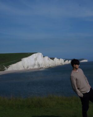 Phoebe Yuan Instagram - 在英國印象最深刻的是七姊妹斷崖，這邊也是電影『三體』的海邊場景，我們那天在海邊鬼混了一整天，其實也沒幹嘛，就是坐著發呆，偶爾走走，餓了就坐在草地上野餐，那個因磁暴而產生的罕見極光，也是當晚在旁邊民宿看到的。

最後要謝謝七姊妹讓我發現我的鏡頭入塵了

==交通建議==
從倫敦自駕過去大約2hr，一般人從遊客中心停好車走去海邊單趟約30分鐘，但我發現一個當地人才去的停車場，它除了可免費停車、入口有好喝的咖啡車，最重要是走過去只要10分鐘！

地圖上搜尋：South Hill Barn Car Park

#三體 #七姊妹 #sevensisterscliffs