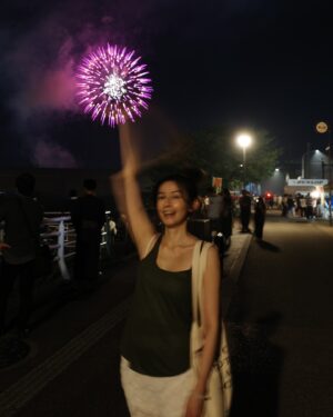 Phoebe Yuan Instagram - 夏天下半場，最開心還是生日的小旅遊
平衡了夏天尾聲發生的一些爛事。

雖然我學習了身心靈，
也正在往療癒師的路途中邁進。
但發生爛事時還是無法100%不被影響，
畢竟我是有七情六慾的人類，
被唬爛、隱瞞、當猴子耍時還是會北送啊！
至今我無法像神明那樣，永遠無條件包容和愛。
這個可能真的要開悟或是直接登出才有辦法。

但還是可以小小分享我自己最近，
如何不被爛事內耗太久的方法。
希望你們永遠不會用到！

1.站在發生事件的重點人物們的角度，
來分析此事。

與其一直思考：
「我對他這麼好，他為什麼還要這樣對我？」
「他這樣做，難道完全不會覺得不好意思嗎？」
「到底整件事情有誰考慮過我的感受了？」
這些帶有情緒的糾結，對於要遠離內耗，
是完全沒有幫助的。

但是我能理解在事件剛發生的時候，
要大家不往這裡想實在太難，
那與其都要想，
還不如試試看站在不同人的角度來剖析。
譬如：「說不定發現在其他人的角度裡，
這件事情不重要。」
「可能騙錢的人心裡想著是要賺更多，
誰管你有無傾家蕩產。」
「或許對方一直覺得你從來都沒反應也沒生氣，
認為你無所謂就更予取予求。」

剖析到最後，自然的就會往2邁進了。

2.這件事情的發生是要讓你學習到什麼？
或是改變些什麼嗎？

我認為很多事情都不是巧合，
宇宙要讓一件事情發生，一定都有它的原因。
如果沒有從事件中了解出所以然來並做出轉變，
那下次就會有同樣類似的事鬼打牆來讓你再學一次，
直到你學會為止。

事情發生了就已經發生了，
無法坐時光機回到還沒發生的時候。
實際上做出行動，跨出和以前不同的那一步，
就是改變的開始。

譬如：「不浪費時間給不尊重你和不真誠交流的人。」
「學習正確的理財方式，
不追求一夕暴富而是穩定的累積財富。」
「建立自我界線以維護和維持關係，
永遠知道自己是有價值的。」

啊，原本很想要言簡意駭的不落落長，
沒想到還是囉哩八唆，
像是不小心掉在地上的滾筒衛生紙，
但還是希望能對被內耗苦惱到爆的大家有幫助。
附上金澤的煙火大會朦朧照，
文字太長看不完就看看美照囉～

#內耗 #遠離負能量 #改變的力量