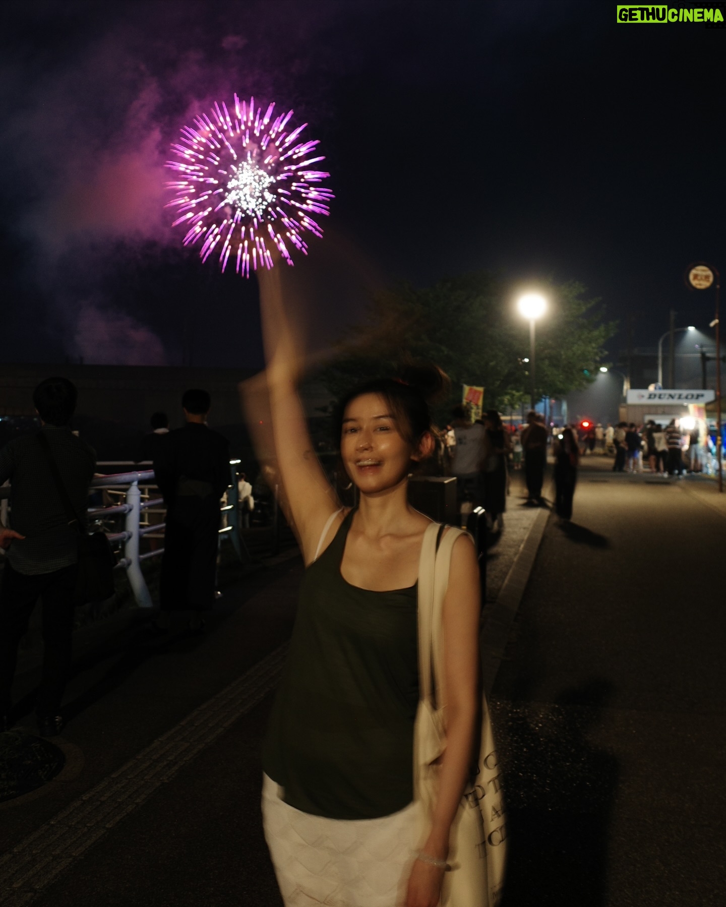 Phoebe Yuan - 7.4K Likes - 夏天下半場,最開心還是生日的小旅遊
平衡了夏天尾聲發生的一些爛事。
雖然我學習了身心靈,
也正在往療癒師的路途中邁進。
但發生爛事時還是無法100%不被影響,
畢竟我是有七情六慾的人類,
被唬爛、隱瞞、當猴子耍時還是會北送啊!
至今我無法像神明那樣,永遠無條件包容和愛。
這個可能真的要開悟或是直接登出才有辦法。
但還是可以小小分享我自己最近,
如何不被爛事內耗太久的方法。
希望你們永遠不會用到!
1.站在發生事件的重點人物們的角度,
來分析此事。
與其一直思考:
「我對他這麼好,他為什麼還要這樣對我?」
「他這樣做,難道完全不會覺得不好意思嗎?」
「到底整件事情有誰考慮過我的感受了?」
這些帶有情緒的糾結,對於要遠離內耗,
是完全沒有幫助的。
但是我能理解在事件剛發生的時候,
要大家不往這裡想實在太難,
那與其都要想,
還不如試試看站在不同人的角度來剖析。
譬如:「說不定發現在其他人的角度裡,
這件事情不重要。」
「可能騙錢的人心裡想著是要賺更多,
誰管你有無傾家蕩產。」
「或許對方一直覺得你從來都沒反應也沒生氣,
認為你無所謂就更予取予求。」
剖析到最後,自然的就會往2邁進了。
2.這件事情的發生是要讓你學習到什麼?
或是改變些什麼嗎?
我認為很多事情都不是巧合,
宇宙要讓一件事情發生,一定都有它的原因。
如果沒有從事件中了解出所以然來並做出轉變,
那下次就會有同樣類似的事鬼打牆來讓你再學一次,
直到你學會為止。
事情發生了就已經發生了,
無法坐時光機回到還沒發生的時候。
實際上做出行動,跨出和以前不同的那一步,
就是改變的開始。
譬如:「不浪費時間給不尊重你和不真誠交流的人。」
「學習正確的理財方式,
不追求一夕暴富而是穩定的累積財富。」
「建立自我界線以維護和維持關係,
永遠知道自己是有價值的。」
啊,原本很想要言簡意駭的不落落長,
沒想到還是囉哩八唆,
像是不小心掉在地上的滾筒衛生紙,
但還是希望能對被內耗苦惱到爆的大家有幫助。
附上金澤的煙火大會朦朧照,
文字太長看不完就看看美照囉~
#內耗 #遠離負能量 #改變的力量