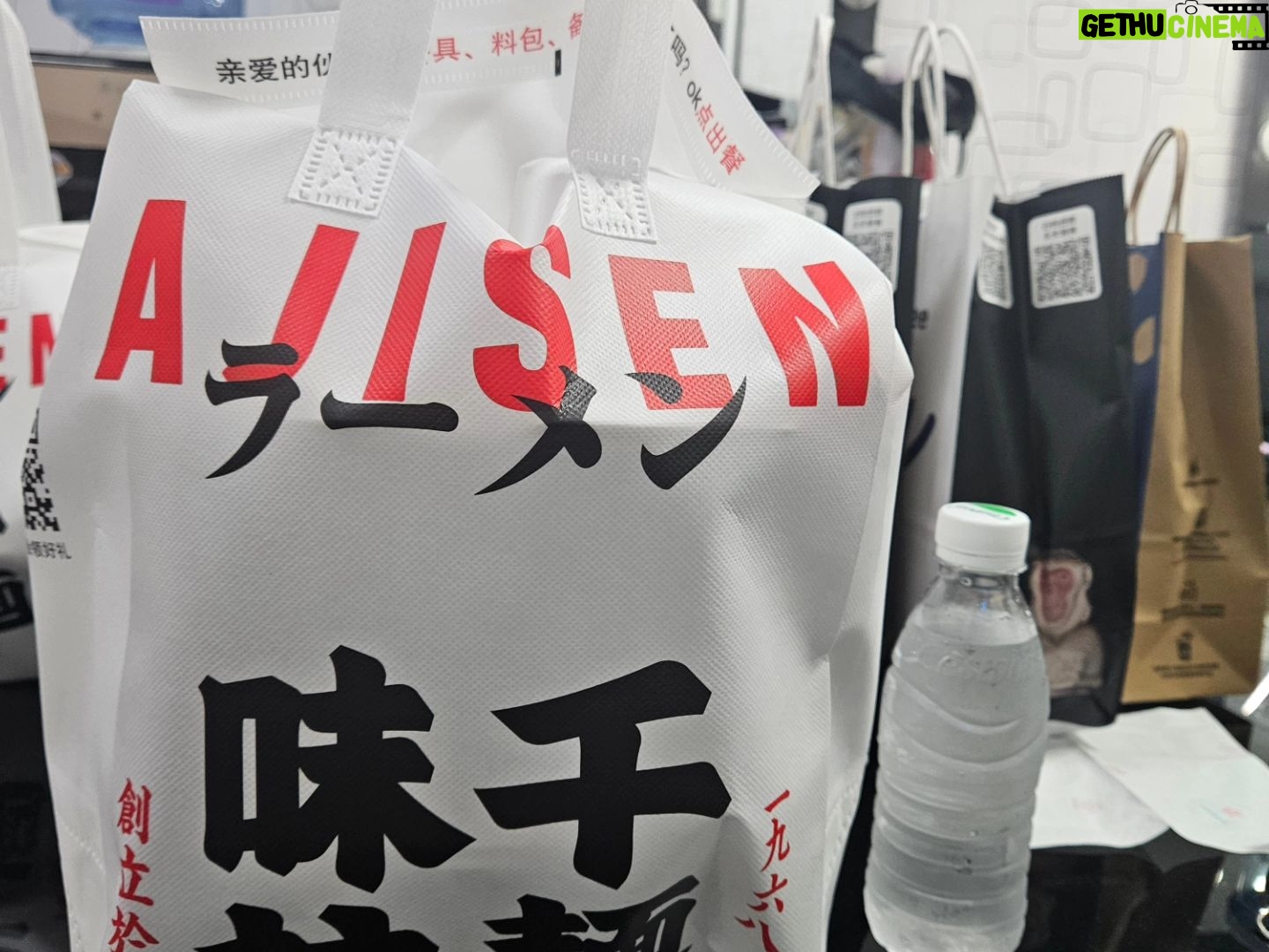 Pile - 3.4K Likes - わ…こんなに沢山写真が載せられるようになったんだねー🩷🩵
広州公演全4公演満員御礼ありがとうございました✨
どこへいっても大合唱になる曲と、皆のきらっきらの表情が🤣
涙腺崩壊してしまいましたが、ここにいること、そこにいること、ここにいられること、そこにいられること、時間を共にすること、こんな経験を出来るのは待ってくれる皆のお陰さまです🩷
2日間どころか1週間毎日たべたよ #蜜雪冰城
もう回し者っていってもらってもいいくらいだよ☃️🍦🍓
ラーメンなんかお水セットしたら強力なホッカイロみたいなのが熱を出してお店と同じくらいの温かさでケータリングで食べれたよ🍜
胡椒餅と葱餅と羊串と火鍋ははずせないよ🐑
年末また11月30日、12月1日2人とも今度はソロで参ります🩵
いったん先に北京、バンコク、上海でお会いできる方はお会いしましょう✨
スタッフさん、メイクさん、無事公演を終えるためにお力添えくださった皆様に
ありがとうございました🩷
.
.
.
#ラブライブ #livelive #广州 #谢谢 #lovelive_ose_guangzhou #新田恵海 #pile #μʼs