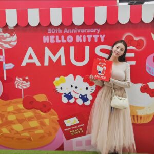 Pile Instagram - .
お久しぶりキティちゃん🎀
ザ·ヒュンダイソウルで5日から18日までの
HELLO KITTY 50TH Anniversary
　　　　　　　×
 　　　　　 AMUSE
ポップアップストアにいってきました🩷
可愛い写真スポット沢山🩷
そしてAMUSEのリップやクッションファンデ
使っていたのでそちらとキティちゃんが
一緒になってるなんてたまらない🥹🩷
限定特典や限定商品もあって人がたくさんでした
🥹🩷
.
.
韓国はお盆である秋夕にはいってしまうから
16、17日はこちらのようにお店がお休みで街も静かなのでザヒュンダイソウルもお休みで要注意です💡🩷
日本にもきてくれるといいな～なポップアップだったよー！🤍🩷
行ってみてね🩷
.
.
.
#Sanrio #さんりお #サンリオ #amuse #아뮤즈 #더현대서울 #ザヒュンダイソウル　#hiarmake #汝矣島 #hellokitty50th #hellokitty