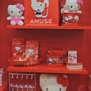 Pile Instagram - .
お久しぶりキティちゃん🎀
ザ·ヒュンダイソウルで5日から18日までの
HELLO KITTY 50TH Anniversary
　　　　　　　×
 　　　　　 AMUSE
ポップアップストアにいってきました🩷
可愛い写真スポット沢山🩷
そしてAMUSEのリップやクッションファンデ
使っていたのでそちらとキティちゃんが
一緒になってるなんてたまらない🥹🩷
限定特典や限定商品もあって人がたくさんでした
🥹🩷
.
.
韓国はお盆である秋夕にはいってしまうから
16、17日はこちらのようにお店がお休みで街も静かなのでザヒュンダイソウルもお休みで要注意です💡🩷
日本にもきてくれるといいな～なポップアップだったよー！🤍🩷
行ってみてね🩷
.
.
.
#Sanrio #さんりお #サンリオ #amuse #아뮤즈 #더현대서울 #ザヒュンダイソウル　#hiarmake #汝矣島 #hellokitty50th #hellokitty