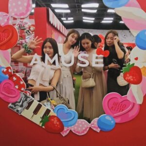Pile Instagram - .
お久しぶりキティちゃん🎀
ザ·ヒュンダイソウルで5日から18日までの
HELLO KITTY 50TH Anniversary
　　　　　　　×
 　　　　　 AMUSE
ポップアップストアにいってきました🩷
可愛い写真スポット沢山🩷
そしてAMUSEのリップやクッションファンデ
使っていたのでそちらとキティちゃんが
一緒になってるなんてたまらない🥹🩷
限定特典や限定商品もあって人がたくさんでした
🥹🩷
.
.
韓国はお盆である秋夕にはいってしまうから
16、17日はこちらのようにお店がお休みで街も静かなのでザヒュンダイソウルもお休みで要注意です💡🩷
日本にもきてくれるといいな～なポップアップだったよー！🤍🩷
行ってみてね🩷
.
.
.
#Sanrio #さんりお #サンリオ #amuse #아뮤즈 #더현대서울 #ザヒュンダイソウル　#hiarmake #汝矣島 #hellokitty50th #hellokitty