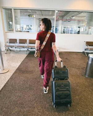 Pitty Instagram - saindo de mais um aeroporto e entrando no fim de semana ✨😊 e esse aerolook? 😽