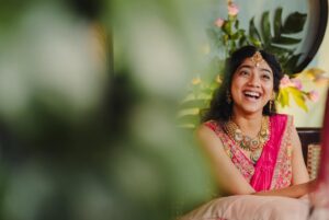 Pooja Kannan Instagram - Keeping up with the old tradition- my sister doing my mehendi , as it’s always been !! ❤️

Picture courtesy- @vivekkrishnanphotography