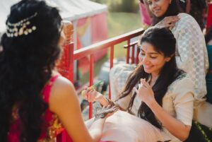Pooja Kannan Instagram - Keeping up with the old tradition- my sister doing my mehendi , as it’s always been !! ❤️

Picture courtesy- @vivekkrishnanphotography