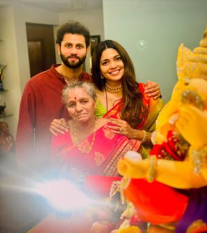 Pooja Sawant Instagram - गणपती बाप्पांसोबत… आम्हीही आमच्या घरी आलो 🇮🇳 Home coming ✈️ 
गणपती बाप्पा मोरया 🙏♥️🧿✨