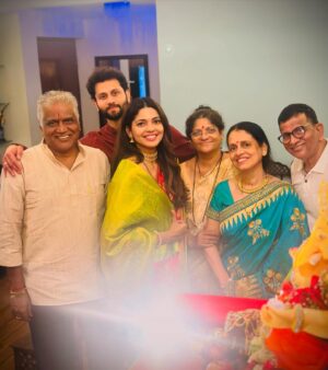 Pooja Sawant Instagram - गणपती बाप्पांसोबत… आम्हीही आमच्या घरी आलो 🇮🇳 Home coming ✈️ 
गणपती बाप्पा मोरया 🙏♥️🧿✨