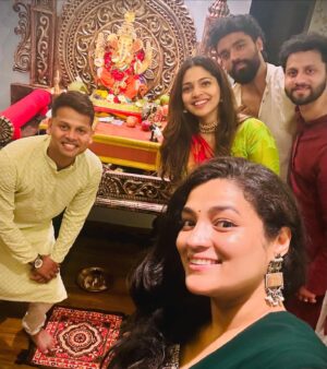 Pooja Sawant Instagram - गणपती बाप्पांसोबत… आम्हीही आमच्या घरी आलो 🇮🇳 Home coming ✈️ 
गणपती बाप्पा मोरया 🙏♥️🧿✨
