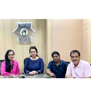 Poonam Dhillon Instagram - After Many days..JOHNNY bhai came to Cintaa office ..the man who has contributed  immensely not only to humour in films but also to CINTAA ( Cine and TV actors association) and CAWT (Cine artist welfare Trust).Veteran Actor & God's Man .. Thanks Johnny Bhai for looking after the artists in the industry in time of need and setting foundation of CAWT and making CINTAA Tower a reality  @iam_johnylever @cintaaofficial @padminikolhapure  @deepakkookie