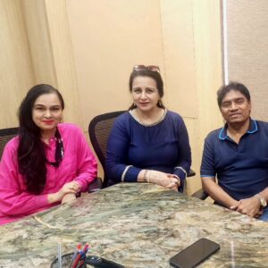 Poonam Dhillon Instagram - After Many days..JOHNNY bhai came to Cintaa office ..the man who has contributed  immensely not only to humour in films but also to CINTAA ( Cine and TV actors association) and CAWT (Cine artist welfare Trust).Veteran Actor & God's Man .. Thanks Johnny Bhai for looking after the artists in the industry in time of need and setting foundation of CAWT and making CINTAA Tower a reality  @iam_johnylever @cintaaofficial @padminikolhapure  @deepakkookie