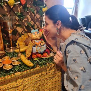 Poppy Jabbal Instagram - Telling the Surgeon....what to do !! 

This Ganpati 💖

Wearing @shopmulmul

#ganeshchaturthi 
#ganpati