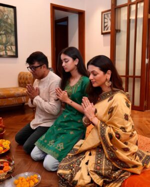 Prachee Shah Instagram - …
गणपति बाप्पा मोरया 🙏 
Together in prayer… 🙏 Happiness for all 💛
.
#happyganeshchaturthi #lordganesha #vighnaharta #ganpati_bappa_morya #pracheeshahpaandya #family