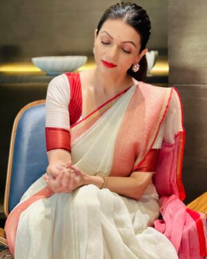 Prachee Shah Instagram - …
Love happens when you’re unaware … ♥️
.
.
Simply love this new song from my film Udanchhoo 😇
 @musicwaala 🫶 @iyashitaasharma you sound so good 💛
.
Udanchhoo in theatres on 6 th sep 💕
@novemberfilmsindia @anishtshah 
.
.
Saree ~ @suta_bombay 
Make up ~ @kiranparmar 
Hair ~ @roshu_official_06 
#promotions #udanchhoo #gujarati #film #ahmedabaddiaries #pracheeshahpaandya