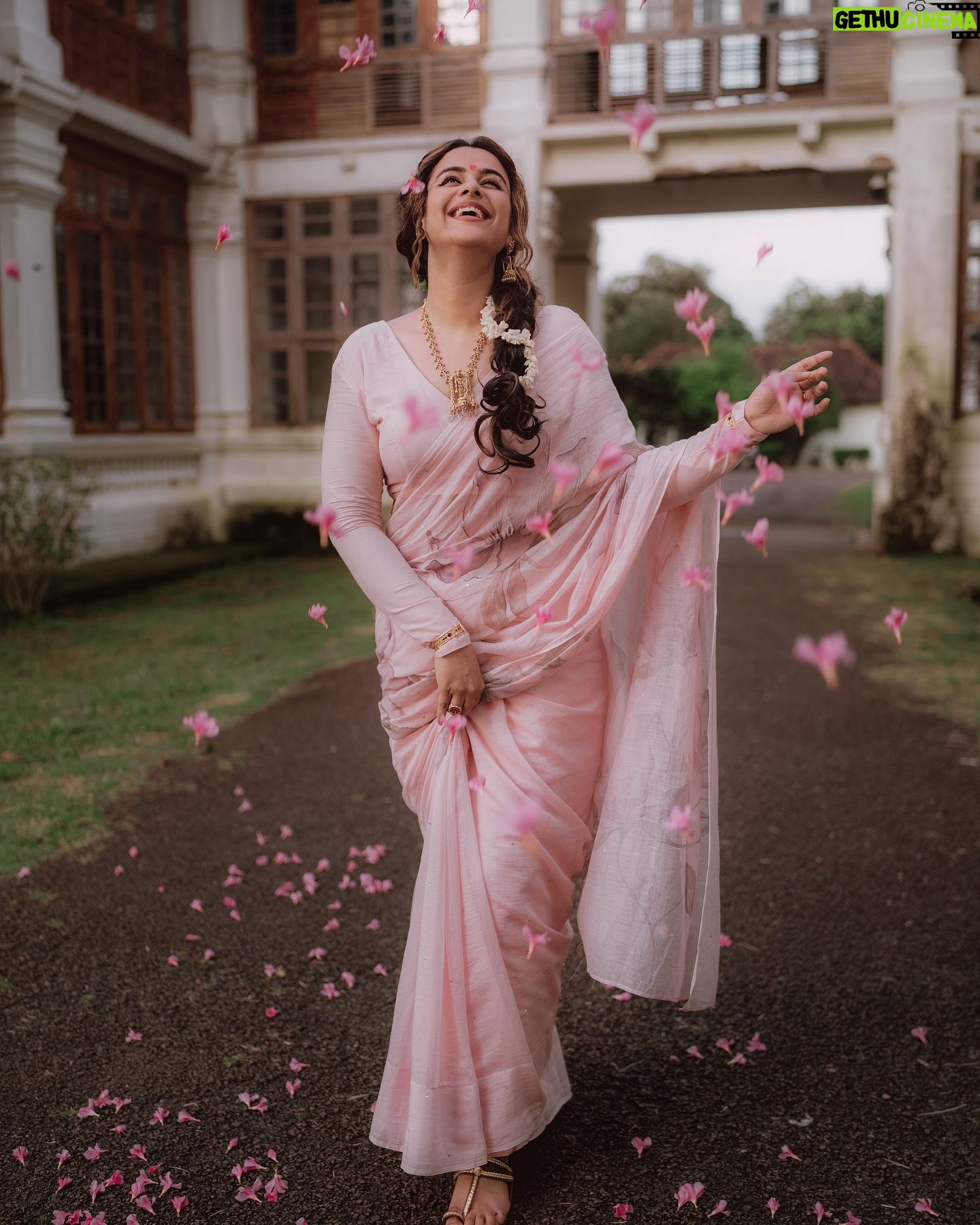 Prachi Tehlan - 37.4K Likes - #Chingam 1 πΈπΎπΈπΎπΈπΎπΈ
Ellavarkkum hridayam niranja ashamsakal..
Stylist: @rashmimuraleedharan
MUAH: @makeup_by_shibinantony
Assisted By: @delia_john__
Photographer: @vivahatantra
Wearing: @the_ame_stories
Jewellery: @akshayagold_palakkad
Styling assistant: @ft.siaah
#kerala #godsowncountry #festivevibes #pinksaree #eleganceinsaree