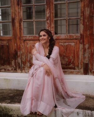 Prachi Tehlan Instagram - #Chingam 1 🌸🌾🌸🌾🌸🌾🌸
Ellavarkkum hridayam niranja ashamsakal..

Stylist: @rashmimuraleedharan 
MUAH: @makeup_by_shibinantony 
Assisted By: @delia_john__ 
Photographer: @vivahatantra 
Wearing: @the_ame_stories 
Jewellery: @akshayagold_palakkad 
Styling assistant: @ft.siaah

#kerala #godsowncountry #festivevibes #pinksaree #eleganceinsaree