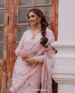 Prachi Tehlan Instagram - #Chingam 1 🌸🌾🌸🌾🌸🌾🌸
Ellavarkkum hridayam niranja ashamsakal..

Stylist: @rashmimuraleedharan 
MUAH: @makeup_by_shibinantony 
Assisted By: @delia_john__ 
Photographer: @vivahatantra 
Wearing: @the_ame_stories 
Jewellery: @akshayagold_palakkad 
Styling assistant: @ft.siaah

#kerala #godsowncountry #festivevibes #pinksaree #eleganceinsaree