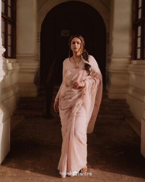 Prachi Tehlan Instagram - #Chingam 1 🌸🌾🌸🌾🌸🌾🌸
Ellavarkkum hridayam niranja ashamsakal..

Stylist: @rashmimuraleedharan 
MUAH: @makeup_by_shibinantony 
Assisted By: @delia_john__ 
Photographer: @vivahatantra 
Wearing: @the_ame_stories 
Jewellery: @akshayagold_palakkad 
Styling assistant: @ft.siaah

#kerala #godsowncountry #festivevibes #pinksaree #eleganceinsaree