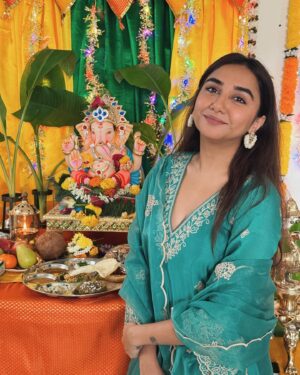Prajakta Koli Instagram - It’s the best time of the year.♥️🙏🧿🥹
Gampi. 🫶🏼✨