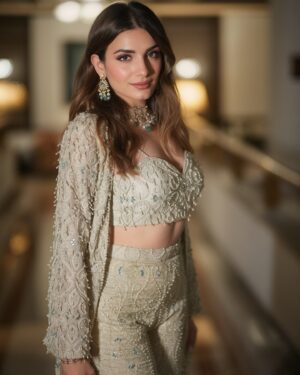 Prakriti Kakar Instagram - desi but make it cute 🫶🏻🧩

Styled by @natashaabothra 
Assisted by @dhwaniivithalani_22 @mausmi_mitra_
Outfit @bydivyaaggarwal 
Choker @shoppaksha
Bracelet @ijewels009 
Earring @meraki.mumbai
