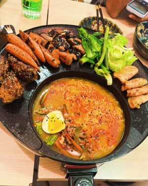 Prakruti Mishra Instagram - I Am a Ramen-tic person 🥰
Are you too ???😋
.
.
.
.
.
Found the best hotpot place in my home-town @umamicha_ 🍜