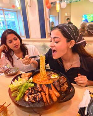 Prakruti Mishra Instagram - I Am a Ramen-tic person 🥰
Are you too ???😋
.
.
.
.
.
Found the best hotpot place in my home-town @umamicha_ 🍜