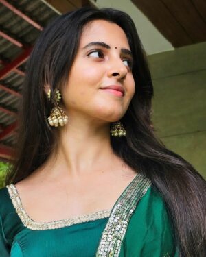 Preethi Asrani Instagram - Giving away that Green flag vibe, no? 🙃
.
.
.
👗: Fave @shilpacouture