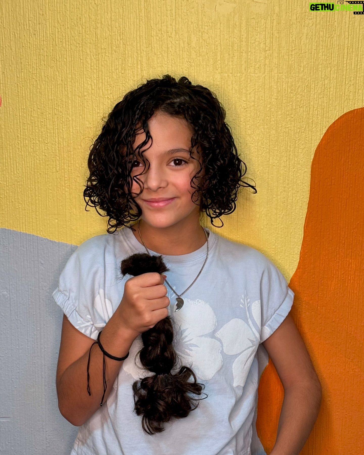 Priscila Faz - 2.7K Likes - La donación de pelo me parece uno de los actos de generosidad más hermosos ❤️.
El @trenzatonoficial de @mexicosonrie nunca deja de conmoverme. Ver a las pacientes oncológicas felices recibiendo sus pelucas, a personas de todas las edades donando sus trenzas, a estilistas y colaboradores donando su trabajo, y a @gabydelatorrem realizando la titánica tarea de siempre velar por la infancia que padece cáncer, sientes que se te expande el ❤️.
Esta es la segunda vez que María decide donarlo, y le tocó hacer entrega de las pelucas (yo, obvio, chillando y como 🦚).
Si no se cuenta con una melena frondosa, no se preocupen, hmnxs, que hay muchas maneras de ayudar: con donaciones, juguetes, libros o tiempo 💖. Cada granito suma.