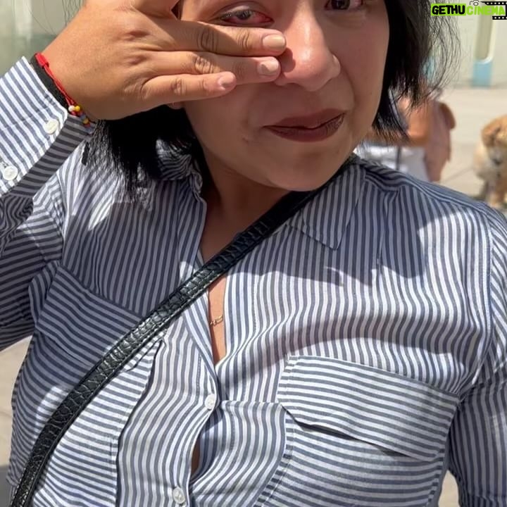 Priscila Faz - 2.7K Likes - La donación de pelo me parece uno de los actos de generosidad más hermosos ❤️.
El @trenzatonoficial de @mexicosonrie nunca deja de conmoverme. Ver a las pacientes oncológicas felices recibiendo sus pelucas, a personas de todas las edades donando sus trenzas, a estilistas y colaboradores donando su trabajo, y a @gabydelatorrem realizando la titánica tarea de siempre velar por la infancia que padece cáncer, sientes que se te expande el ❤️.
Esta es la segunda vez que María decide donarlo, y le tocó hacer entrega de las pelucas (yo, obvio, chillando y como 🦚).
Si no se cuenta con una melena frondosa, no se preocupen, hmnxs, que hay muchas maneras de ayudar: con donaciones, juguetes, libros o tiempo 💖. Cada granito suma.