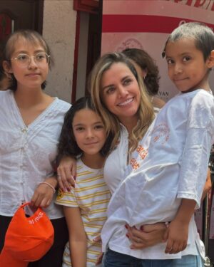 Priscila Faz Instagram - La donación de pelo me parece uno de los actos de generosidad más hermosos ❤️.

El @trenzatonoficial de @mexicosonrie nunca deja de conmoverme. Ver a las pacientes oncológicas felices recibiendo sus pelucas, a personas de todas las edades donando sus trenzas, a estilistas y colaboradores donando su trabajo, y a @gabydelatorrem realizando la titánica tarea de siempre velar por la infancia que padece cáncer, sientes que se te expande el ❤️.

Esta es la segunda vez que María decide donarlo, y le tocó hacer entrega de las pelucas (yo, obvio, chillando y como 🦚).

Si no se cuenta con una melena frondosa, no se preocupen, hmnxs, que hay muchas maneras de ayudar: con donaciones, juguetes, libros o tiempo 💖. Cada granito suma.