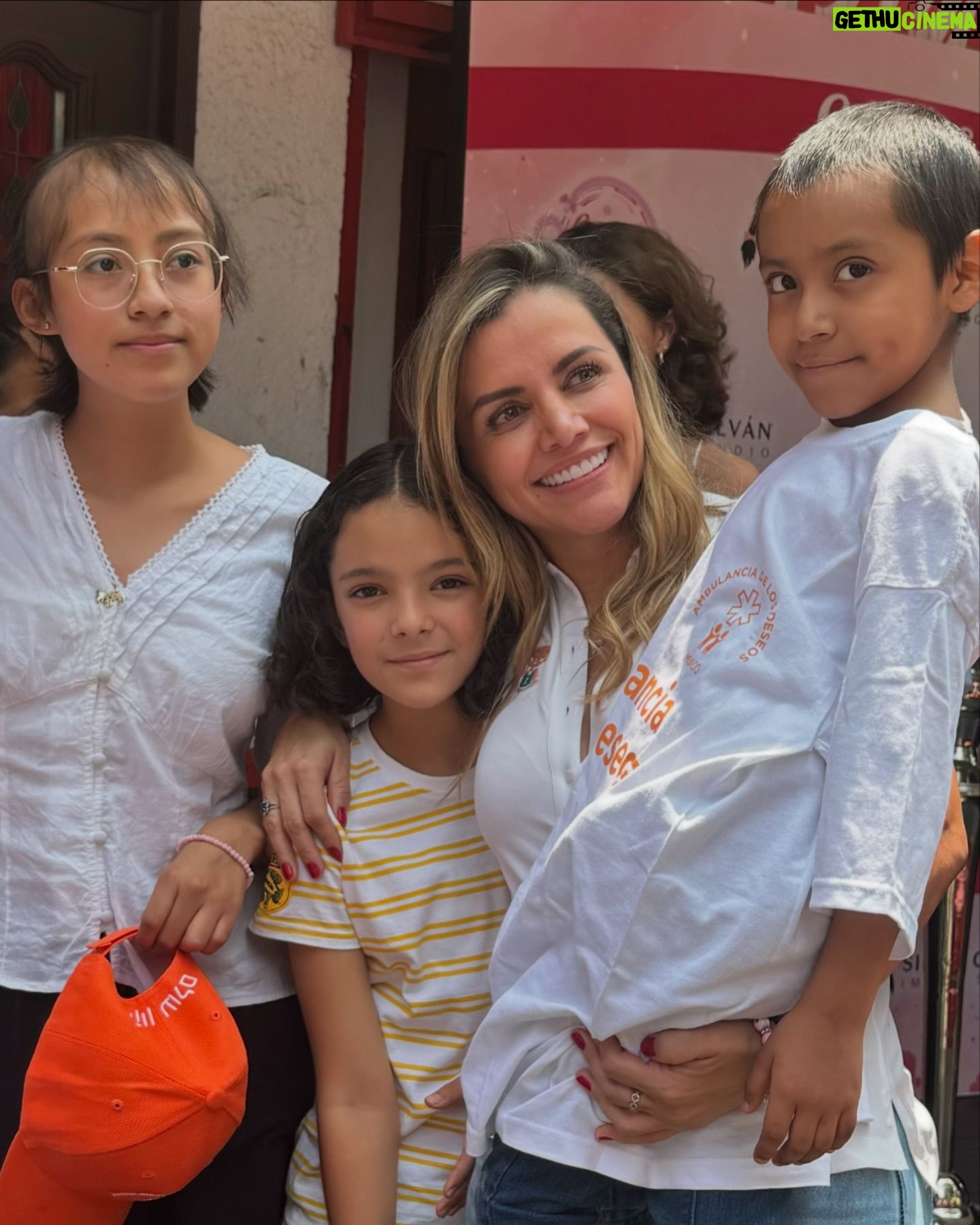 Priscila Faz - 2.7K Likes - La donación de pelo me parece uno de los actos de generosidad más hermosos ❤️.
El @trenzatonoficial de @mexicosonrie nunca deja de conmoverme. Ver a las pacientes oncológicas felices recibiendo sus pelucas, a personas de todas las edades donando sus trenzas, a estilistas y colaboradores donando su trabajo, y a @gabydelatorrem realizando la titánica tarea de siempre velar por la infancia que padece cáncer, sientes que se te expande el ❤️.
Esta es la segunda vez que María decide donarlo, y le tocó hacer entrega de las pelucas (yo, obvio, chillando y como 🦚).
Si no se cuenta con una melena frondosa, no se preocupen, hmnxs, que hay muchas maneras de ayudar: con donaciones, juguetes, libros o tiempo 💖. Cada granito suma.