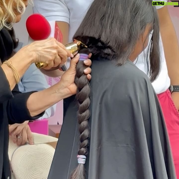 Priscila Faz - 2.7K Likes - La donación de pelo me parece uno de los actos de generosidad más hermosos ❤️.
El @trenzatonoficial de @mexicosonrie nunca deja de conmoverme. Ver a las pacientes oncológicas felices recibiendo sus pelucas, a personas de todas las edades donando sus trenzas, a estilistas y colaboradores donando su trabajo, y a @gabydelatorrem realizando la titánica tarea de siempre velar por la infancia que padece cáncer, sientes que se te expande el ❤️.
Esta es la segunda vez que María decide donarlo, y le tocó hacer entrega de las pelucas (yo, obvio, chillando y como 🦚).
Si no se cuenta con una melena frondosa, no se preocupen, hmnxs, que hay muchas maneras de ayudar: con donaciones, juguetes, libros o tiempo 💖. Cada granito suma.