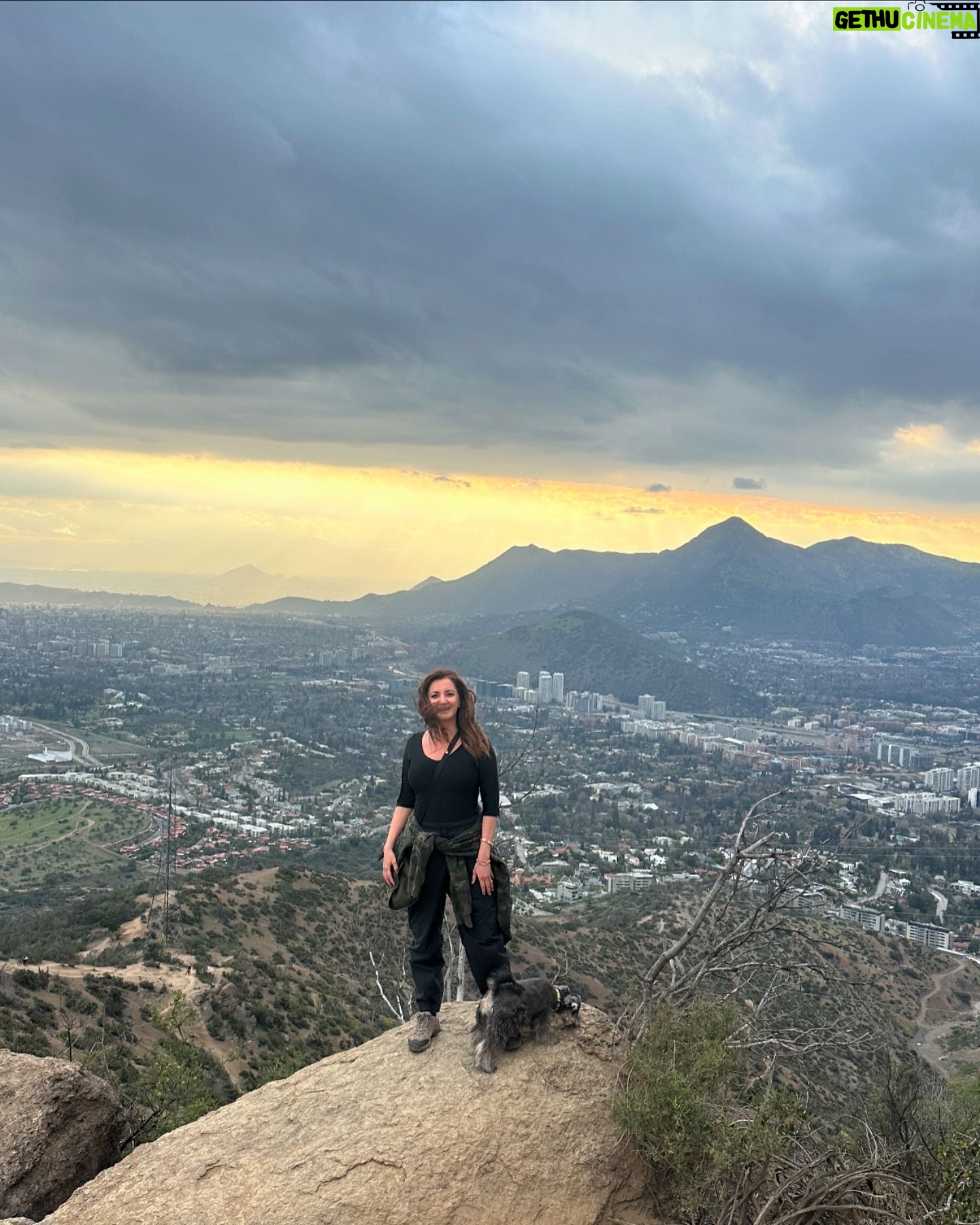 Priscilla Vargas - 43K Likes - Mi primera cumbre!!!!!🙌🏻 ⛰️
Hasta que lo logré. Porque más vale tarde que nunca.
Gracias @rodperezvergara y Simona🐶 por la paciencia y entusiasmo.
La más feliz es la Chelita 🐾