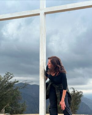 Priscilla Vargas Instagram - Mi primera cumbre!!!!!🙌🏻 ⛰️ 
Hasta que lo logré. Porque más vale tarde que nunca. 
Gracias @rodperezvergara y Simona🐶 por la paciencia y entusiasmo. 
La más feliz es la Chelita 🐾