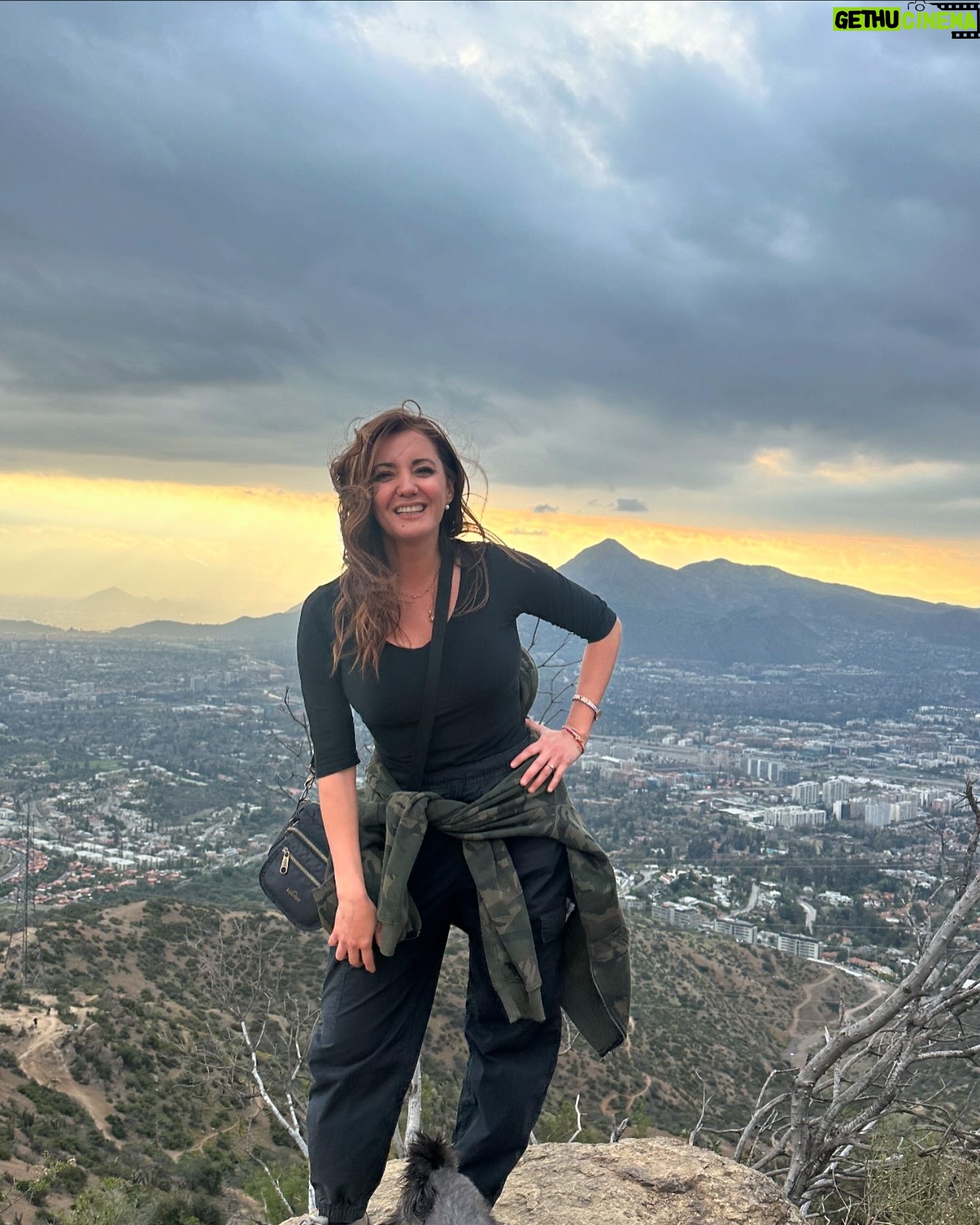 Priscilla Vargas - 43K Likes - Mi primera cumbre!!!!!🙌🏻 ⛰️
Hasta que lo logré. Porque más vale tarde que nunca.
Gracias @rodperezvergara y Simona🐶 por la paciencia y entusiasmo.
La más feliz es la Chelita 🐾