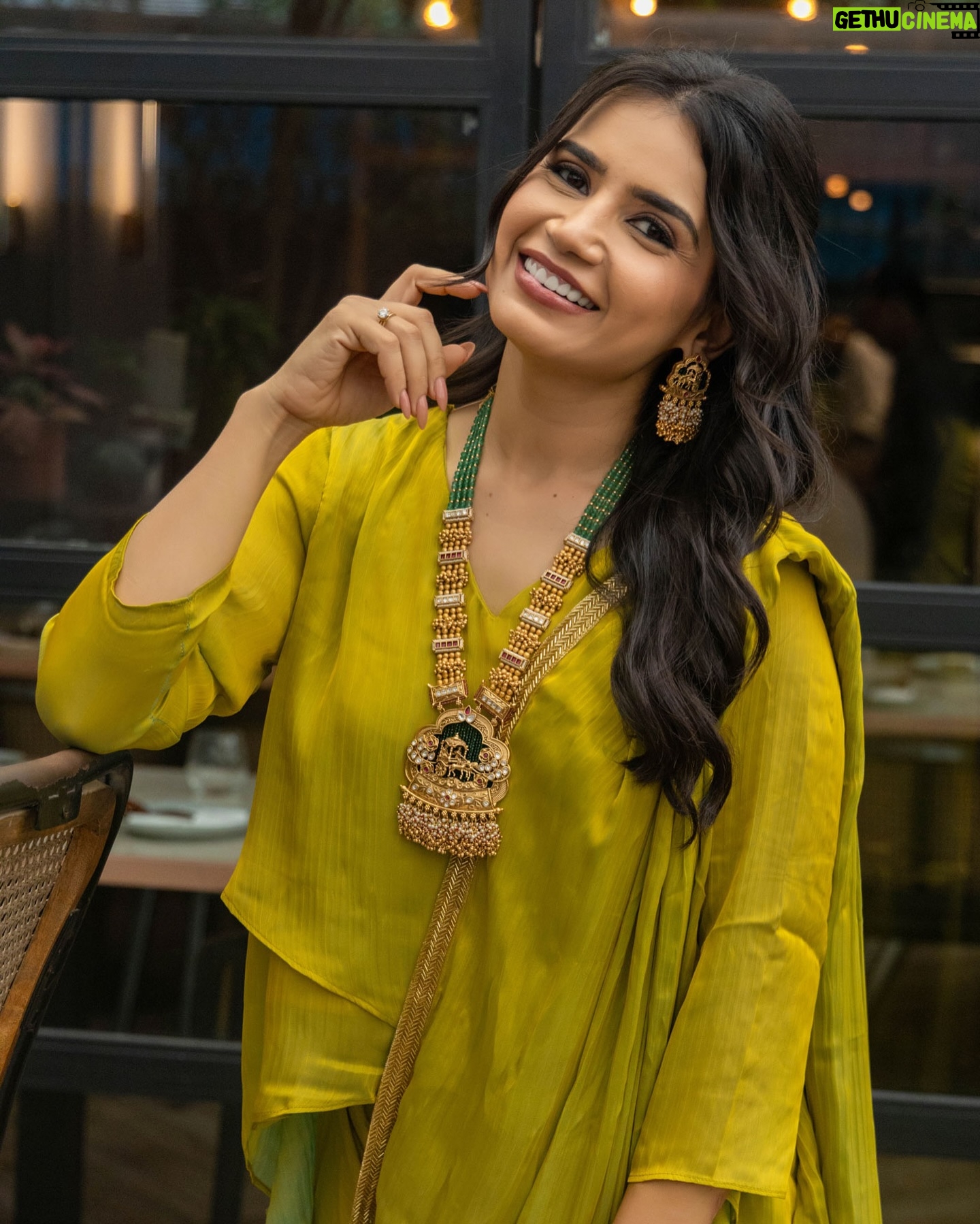 Priya Ahuja - 25.1K Likes - हुस्न के लाखों रंग 💚
Outfit : @swtantraofficial
Photographer: @photo_vinayak
Makeup: @makeoverbydipika
Jewellery: @rentjwellsbybhavna
Location: @zimagourmet
( outfit , info western saree look , partywear , festive wear , bold and beautiful , dinner look , elegant, grace , elegance )
#bold #beautiful #black #elegant #elegance #jewelry #jewellery #makeup #saree #grwpri #indowestern #indowesternstyle
