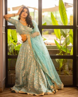 Priya Ahuja Instagram - नैना तेरे कजरारे हैं
नैनों पे हम दिल हारे हैं

Outfit : @lavanyathelabel 
Photographer: @photo_vinayak 
Makeup: @makeoverbydipika 
Jewellery: @rentjwellsbybhavna
Location: @zimagourmet 

( outfit , blue lehnga , partywear , festive wear , simple and beautiful , dinner look , elegant, grace , traditional, elegance ) 

#bold #beautiful #traditional #elegant #elegance #jewelry #jewellery #makeup #saree #grwpri #lehnga